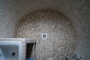 Douche italienne dans la tour d'un château Mosaïque pierre naturelle 5x5 Galet plat Tablette panneaux luxe 